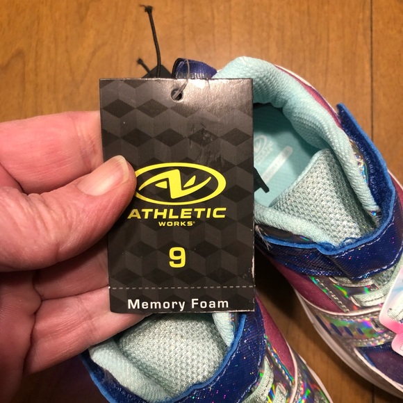 Cute girls sneakers with memory foam and they light up - Picture 2 of 5